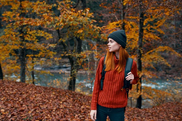 Frau in vollem Wuchs spaziert im Herbst im Park in der Natur am Fluss — Stockfoto