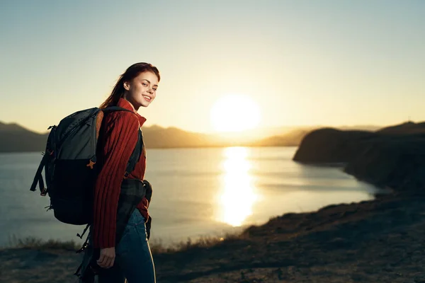 Frau mit Rucksack auf unserer Sonnenuntergangsreise durch die Natur — Stockfoto