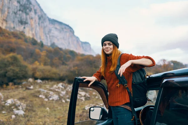 Fröhliche Touristin in der Nähe von Autoreisen Urlaubsspaß — Stockfoto