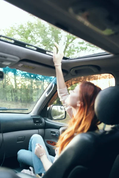 Γυναίκα με ανοιχτό παράθυρο στο μπροστινό κάθισμα ενός αυτοκινήτου gesturing με τα χέρια της εσωτερικό σαλόνι συνοδοιπόρος — Φωτογραφία Αρχείου