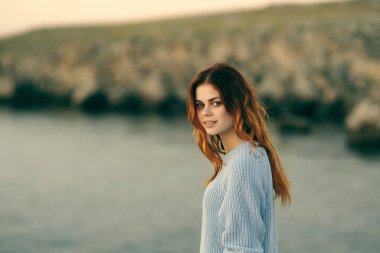 Güzel kızıl saçlı kadın ada seyahati turizmi