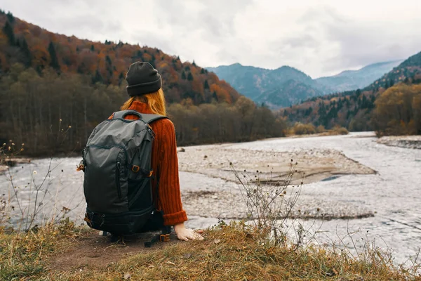 Femme en automne dans les montagnes avec un sac à dos sur ses épaules Voyage tourisme rivière modèle — Photo