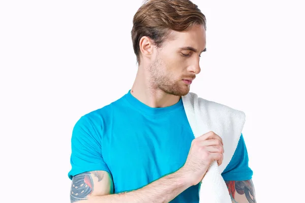 Homem em azul t-shirt toalha no ombro fitness corte vista estúdio — Fotografia de Stock