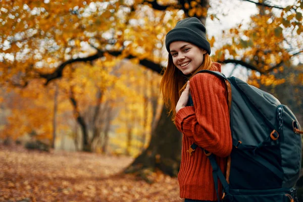 Glückliche Frau mit Rucksack spazieren im Park in der Natur im Herbst beschnitten Blick — Stockfoto