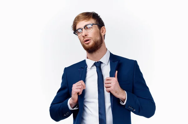 Ein blonder Mann mit Brille und klassischem Anzug richtet seine Krawatte um Hals und Jacke — Stockfoto