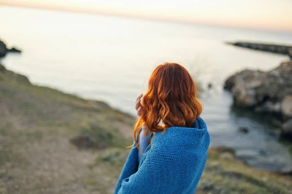 Frau in den Bergen Natur Fluss Natur frische Luft kühlen — Stockfoto