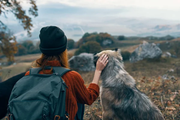 Kvinna utomhus resa bredvid hund vänskap landskap — Stockfoto