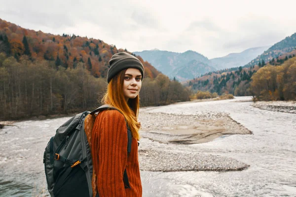 Портрет женщины-путешественницы в горах на открытом воздухе рядом с речным ландшафтом обрезанный вид — стоковое фото
