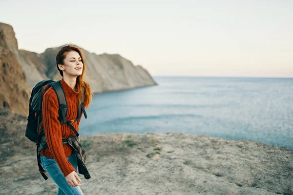 Frau mit Rucksack Berge Landschaft Tourismus Reise Abenteuer Meer Modell — Stockfoto