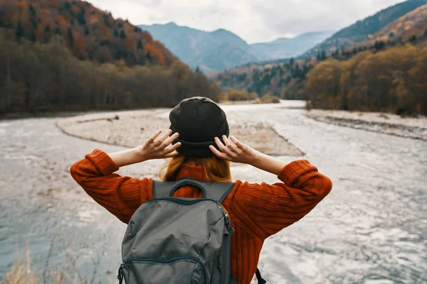 Vrouw Reist Bergen Natuur — Stockfoto