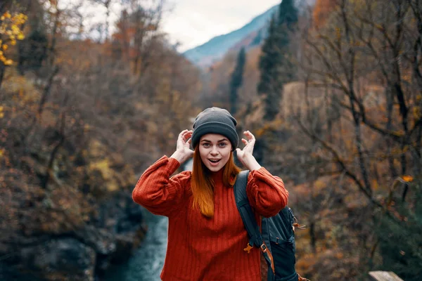 산등성 이 여행하는 쾌활 한 여자 — 스톡 사진