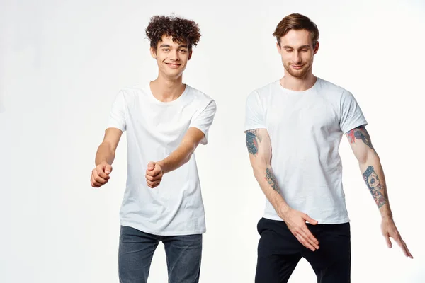 Due amici divertenti in t-shirt bianche che ridono emozioni positive — Foto Stock