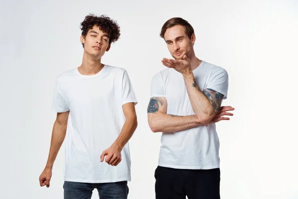 Due amici in t-shirt bianche comunicazione divertente positivo — Foto Stock