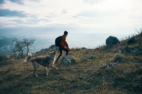 Wanderin mit Hund auf Naturreise Berge Landschaft Spaß — Stockfoto