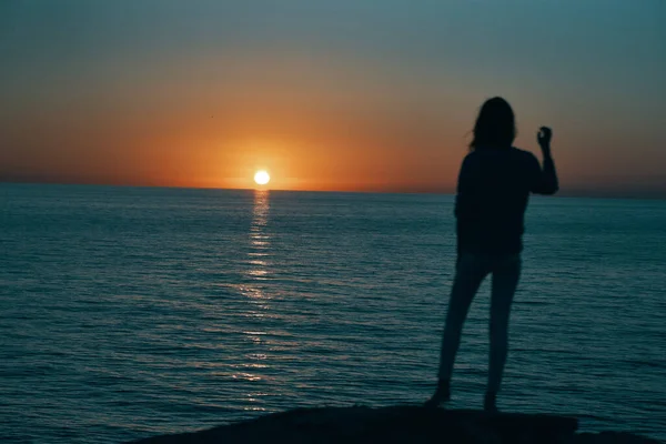 Γυναίκα στο ηλιοβασίλεμα θάλασσα σιλουέτα στην ακτή — Φωτογραφία Αρχείου