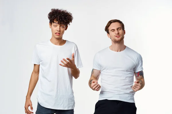 Due amici allegri in t-shirt emozioni stile di vita sfondo leggero — Foto Stock