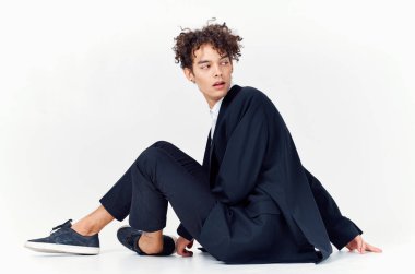 Takım elbiseli adam modern stil özgüven stüdyo ışık arka planı