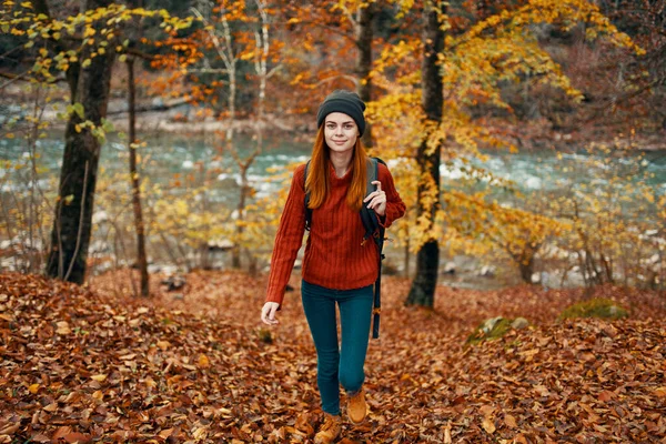 Le voyageur se promène dans la nature dans le parc et les grands arbres jaune laisse rivière dans le paysage de fond — Photo