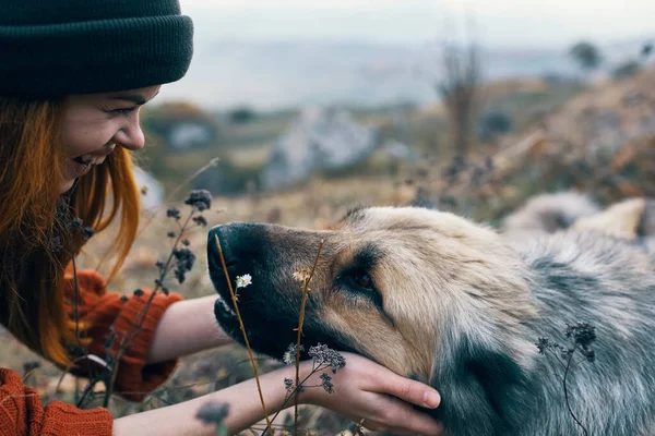 Femme randonneur nature jouer avec chien Voyage amitié — Photo