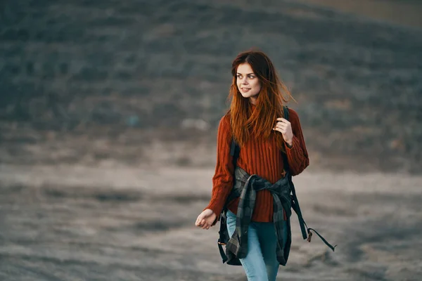 Gezgin, doğa yürüyüşü yapar. Sırt çantasıyla dağlarda. — Stok fotoğraf