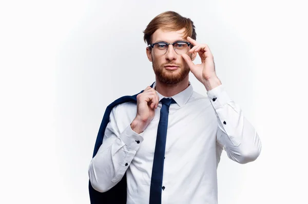 Üzletember zakóval a vállán szemüveget visel önbizalom hivatalos — Stock Fotó