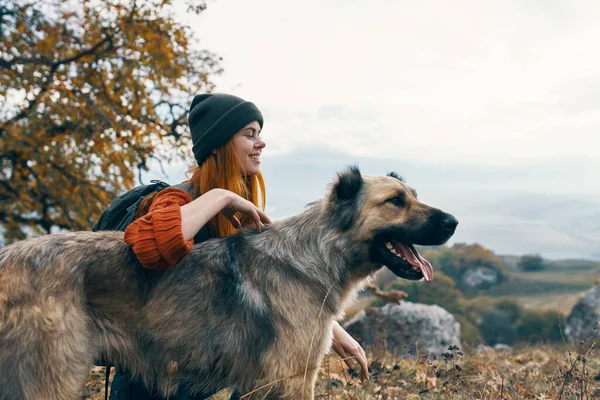 女游客与狗在户外玩耍旅途愉快友谊 — 图库照片