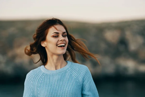 Allegro donna dai capelli rossi all'aperto godendo della natura della libertà — Foto Stock