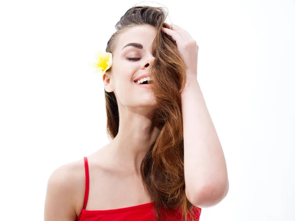 머리에 노란 꽃을 꽂고 손으로 미소를 짓고 있는 여성의 눈을 감긴 모델 — 스톡 사진