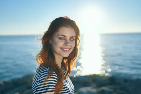 Felice donna t-shirt al tramonto vicino al mare in montagna — Foto Stock