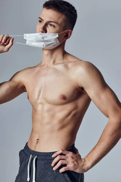 Sport férfi csupasz vállak orvosi egészségügyi maszk tornaterem — Stock Fotó