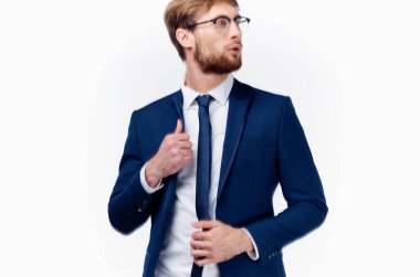 İş adamı ceketini düzeltir ve kravatını boynuna takar. Klasik gözlükler.