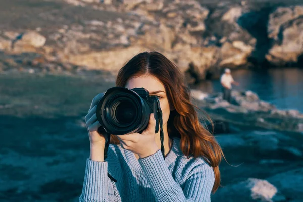 Kobieta turysta fotograf profesjonalny krajobraz skaliste góry natura — Zdjęcie stockowe
