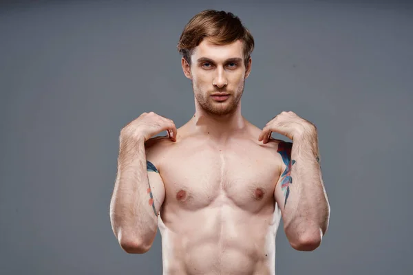 Σέξι τύπος τατουάζ αθλητής bodybuilder γυμναστήριο μυϊκό κορμό — Φωτογραφία Αρχείου