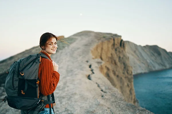 Hohe Berge Hügel und glückliche Reisende in der Natur am Meer — Stockfoto