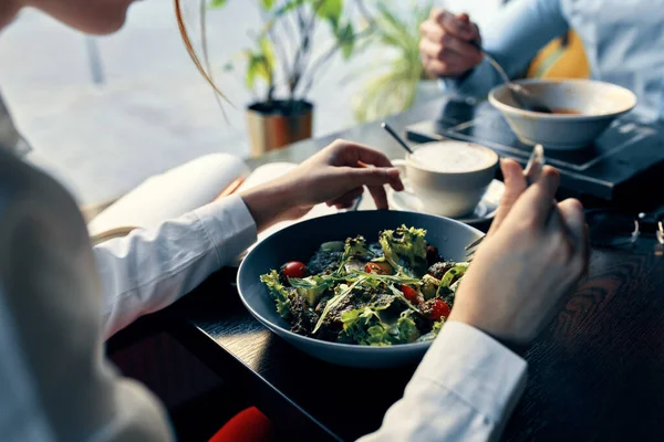 여성들 이 손으로 카페에 넣은 맛있는 음식 포크 안에 있는 신선 한 샐러드 — 스톡 사진