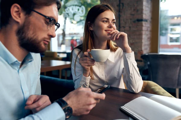 Uomini e donne d'affari seduti in un caffè una tazza di comunicazione per il tempo libero caffè — Foto Stock