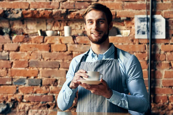 Camarero masculino divertido café taza restaurante servicio profesional — Foto de Stock