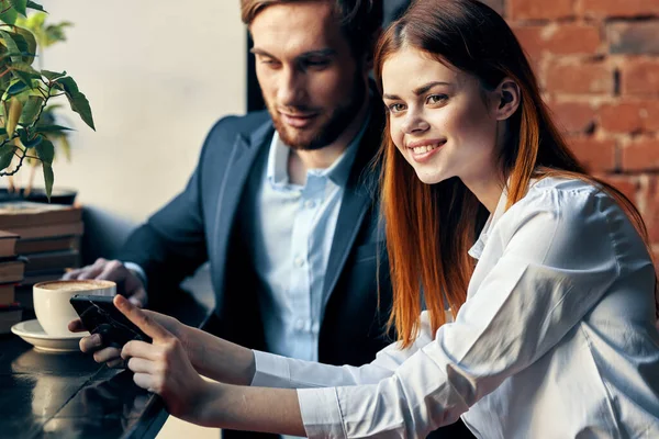 Colleghi di lavoro sono seduti in una comunicazione caffè domani professionisti riposo — Foto Stock