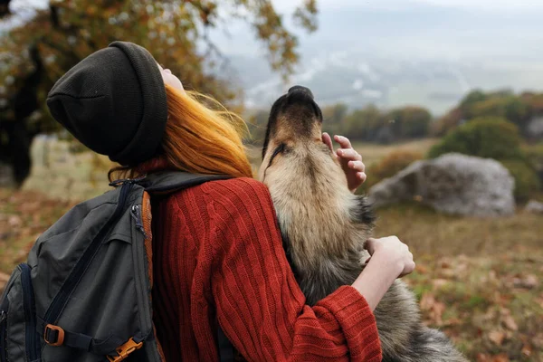 Fröhliche Touristin spielt mit Hund Natur frische Luft — Stockfoto