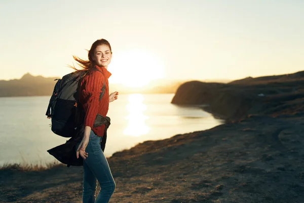Donna escursionista zaino in viaggio paesaggio tramonto stile di vita — Foto Stock