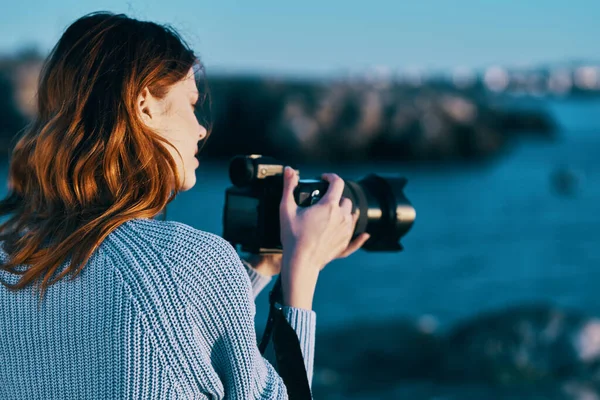 Mulher ao ar livre e câmera profissional montanhas rochosas paisagem ar fresco — Fotografia de Stock