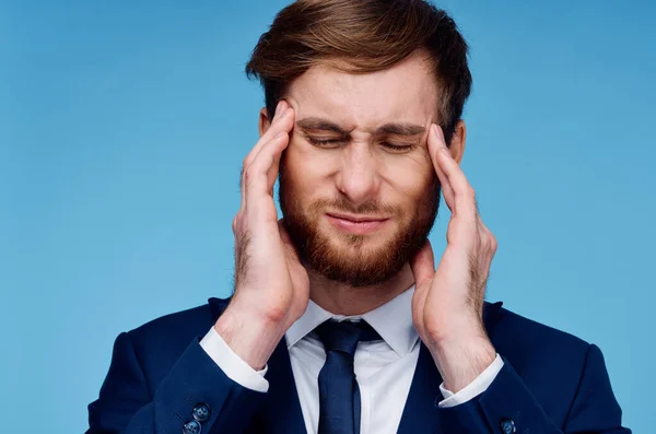 Zakenman in pak ontevredenheid studio close-up — Stockfoto