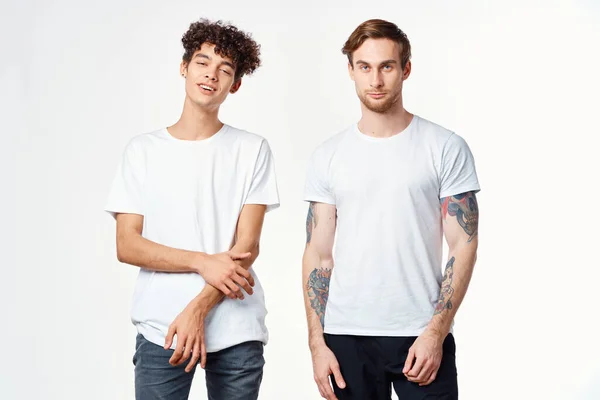 Due amici divertenti in t-shirt bianche che ridono emozioni positive — Foto Stock
