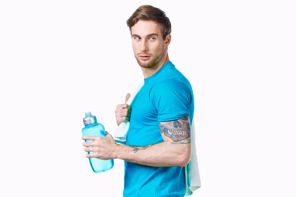 Uomo sportivo con asciugamano sulle spalle allenamento bottiglia d'acqua vista ritagliata — Foto Stock