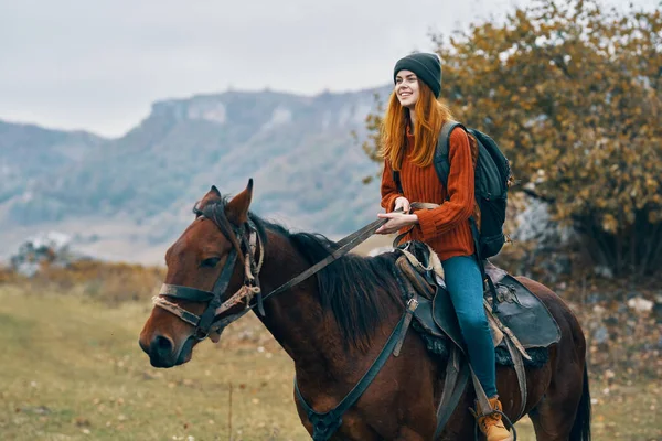 Woman hiker ride horse mountains travel fresh air — Stock Photo, Image