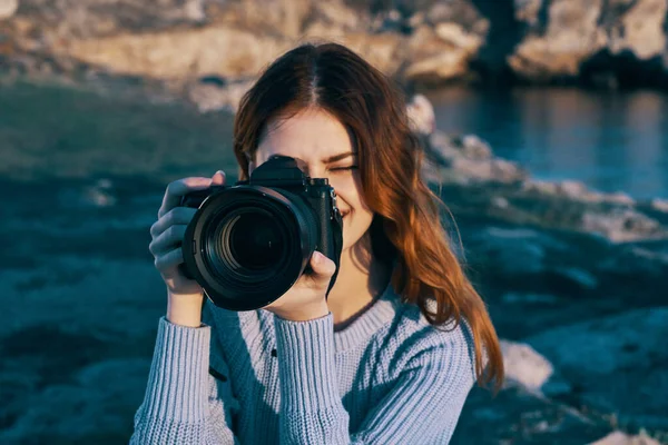 Kobieta fotograf natura skaliste góry przygoda wakacje — Zdjęcie stockowe