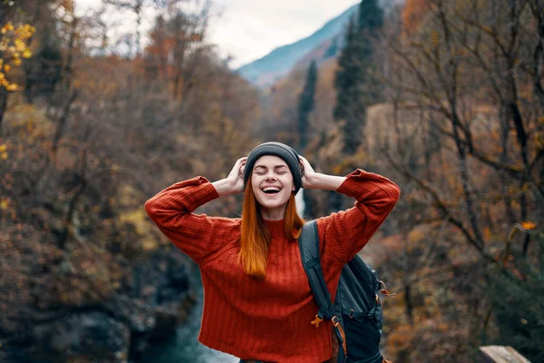 산등성 이 여행하는 쾌활 한 여자 — 스톡 사진