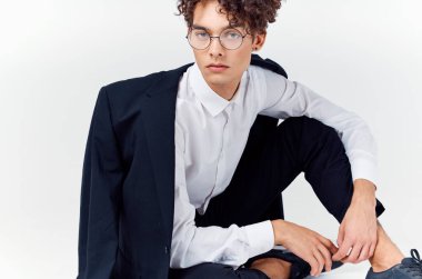 Adam kıvırcık saç gözlükleri ve ceketli fotoğraf stüdyosu model açık arkaplan