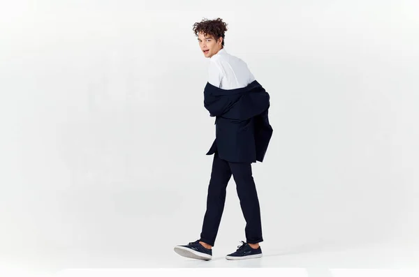 Uomo in abito stile moderno posa moda luce sfondo — Foto Stock
