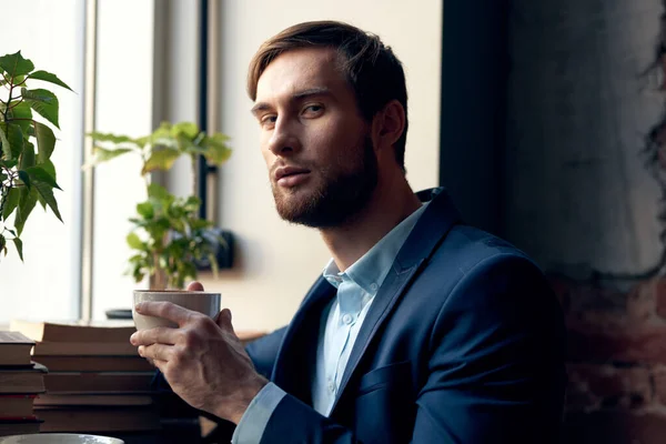 Homme en costume avec une tasse de café dans ses mains petit déjeuner style de vie loisirs — Photo